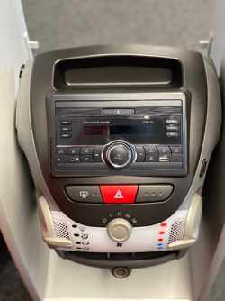 Toyota Aygo - Hoge kwaliteit autoradio met geïntegreerde telefoonhouder + GRATIS 2DIN frontpaneel - Complete set - 2002 tot 2014